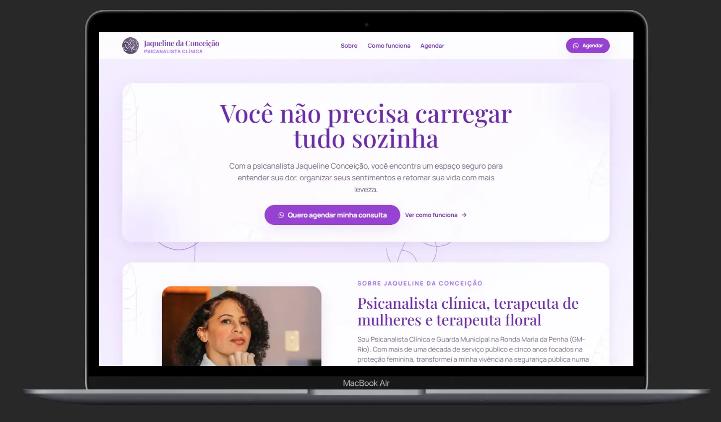Website da psicanalista Jaqueline da Conceição exibido em notebook